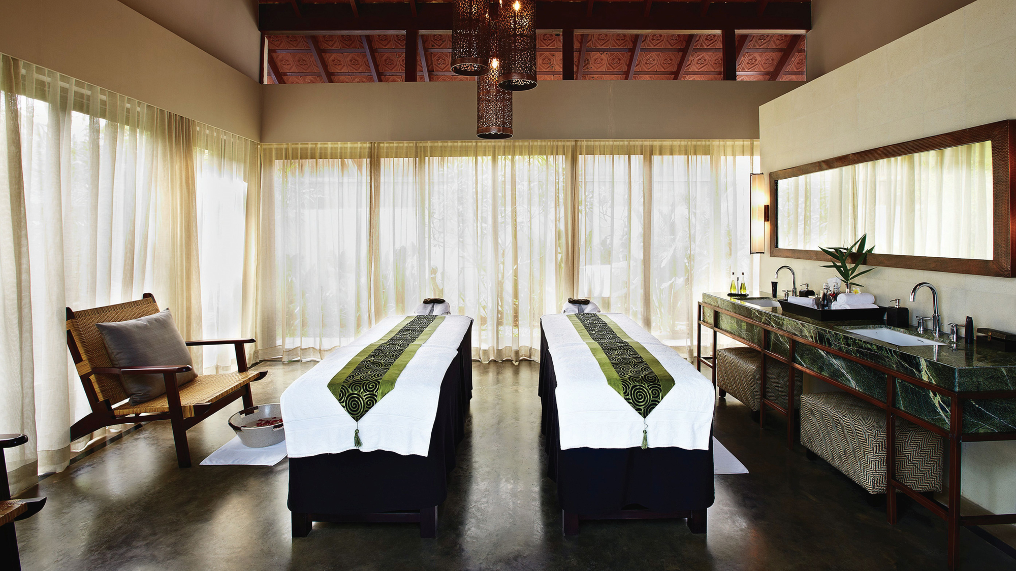 spa room with massage beds