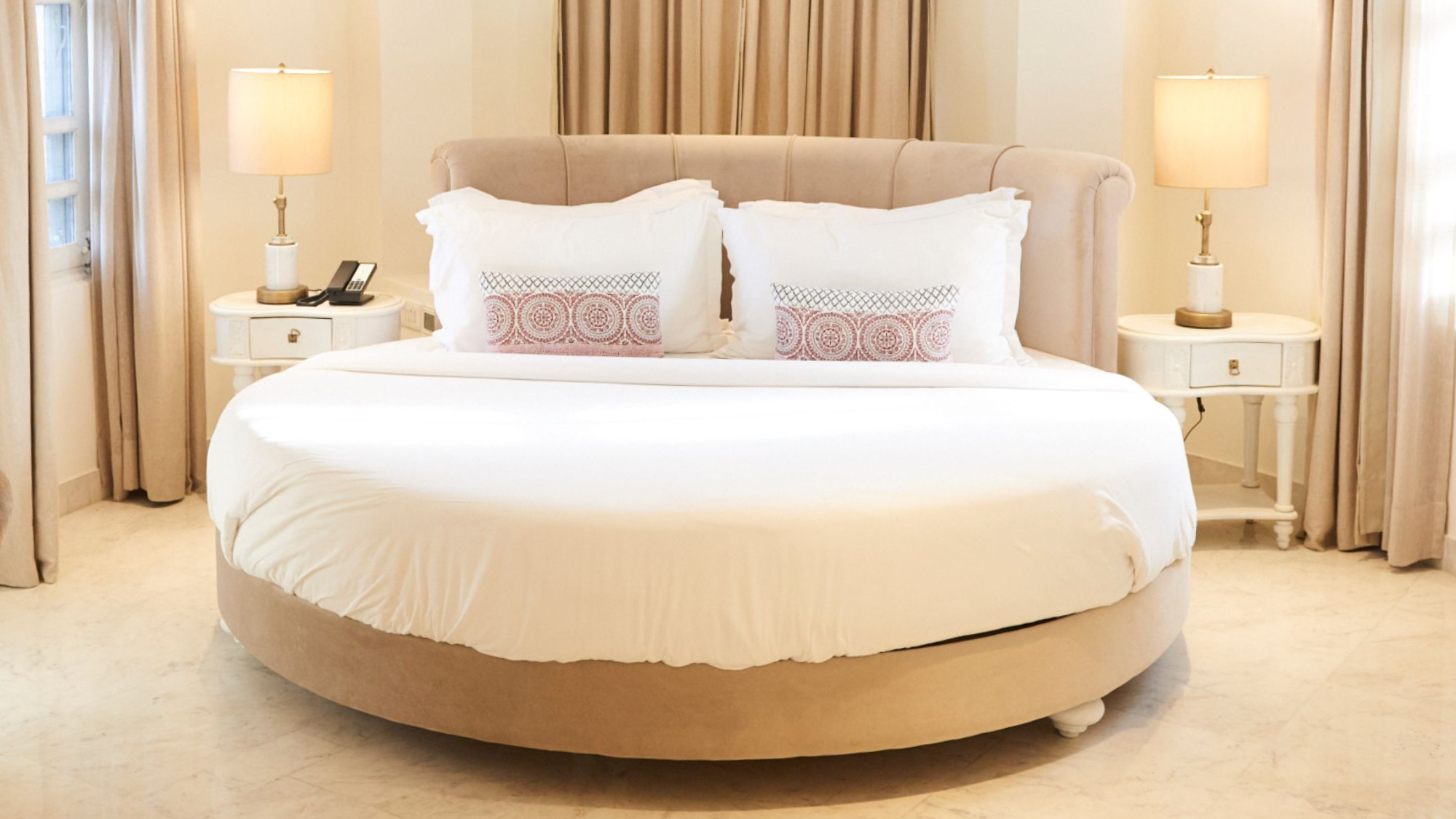 round bed at presidential suite