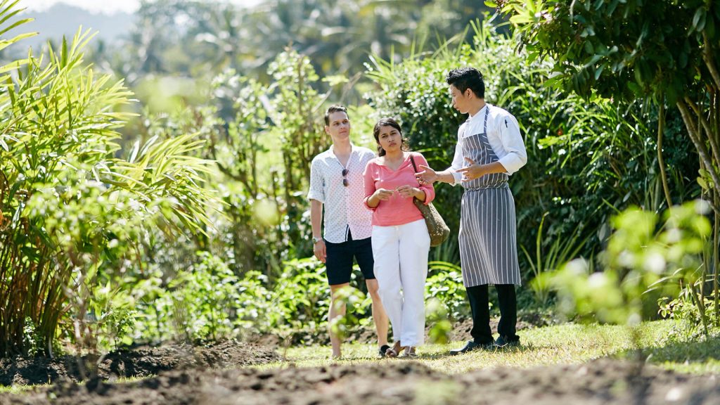 couple walking in the garden to prepare for the cooking class