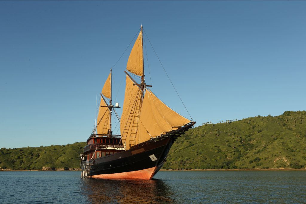 Purnama stern with open sails